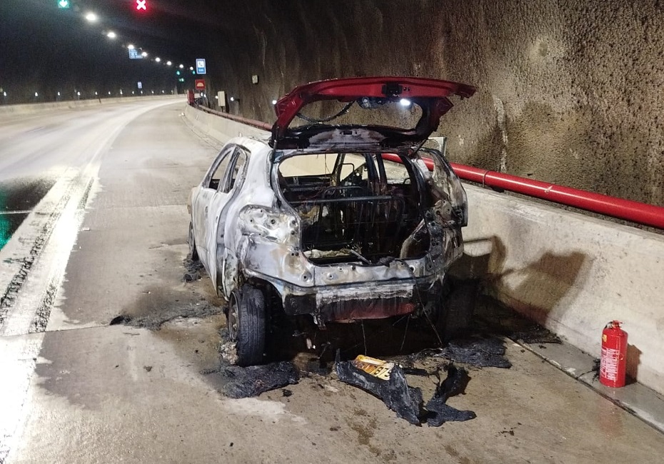 Incêndio destrói carro dentro de túnel da Tamoios em Caraguatatuba