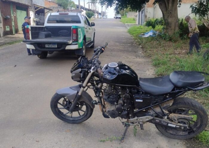 Moto furtada é encontrada dentro de córrego em Pinda