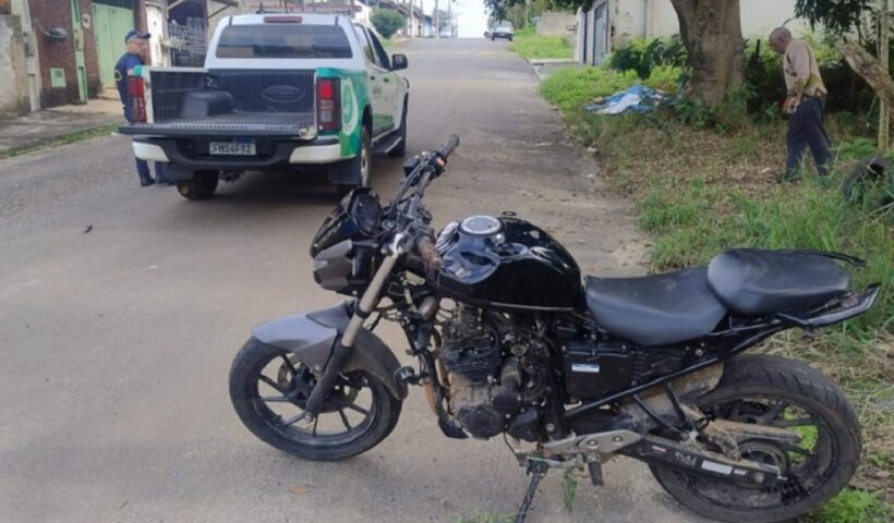 Moto furtada é encontrada dentro de córrego em Pinda