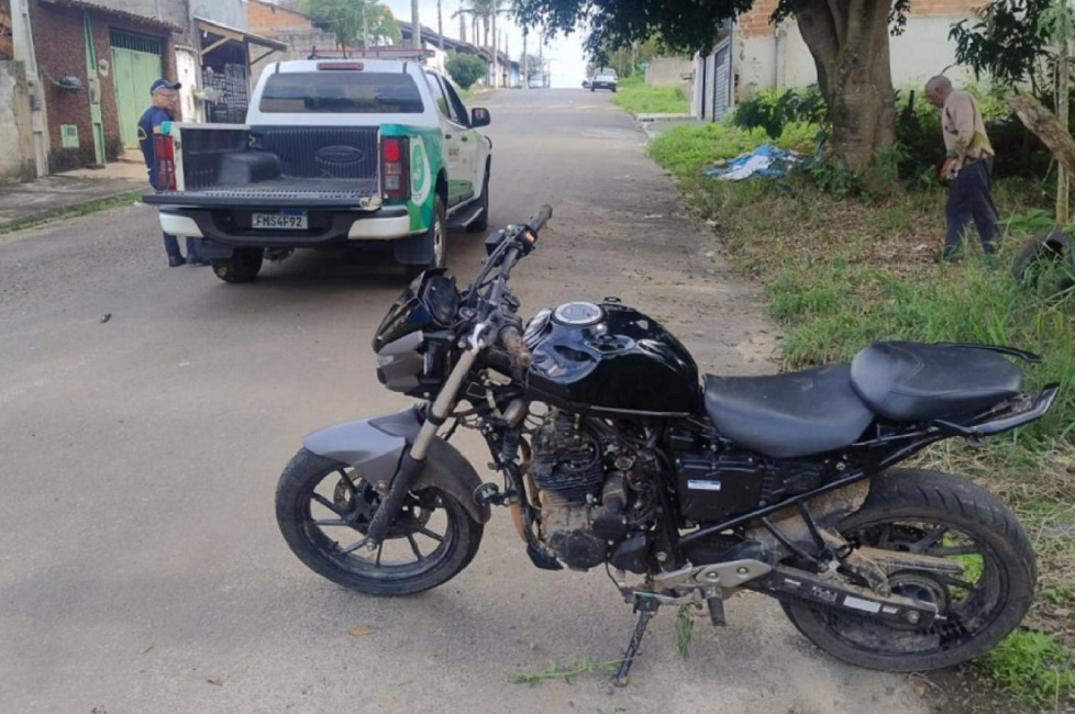 Moto furtada é encontrada dentro de córrego em Pinda
