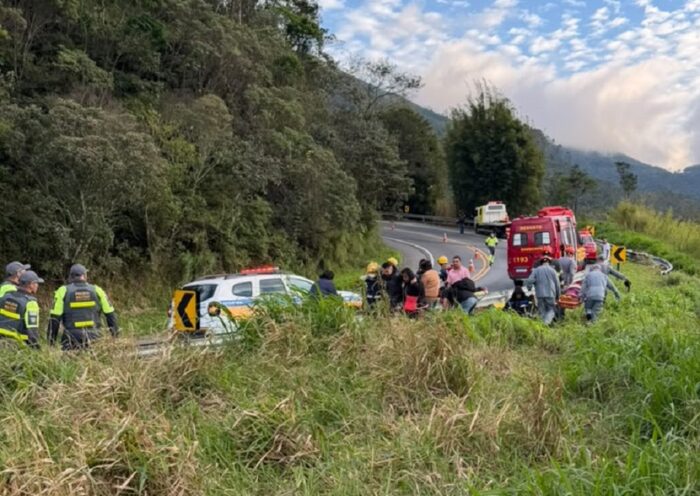 Ônibus cai em ribanceira e deixa 5 mortos em Cruzeiro