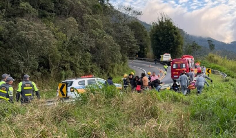 Ônibus cai em ribanceira e deixa 5 mortos em Cruzeiro
