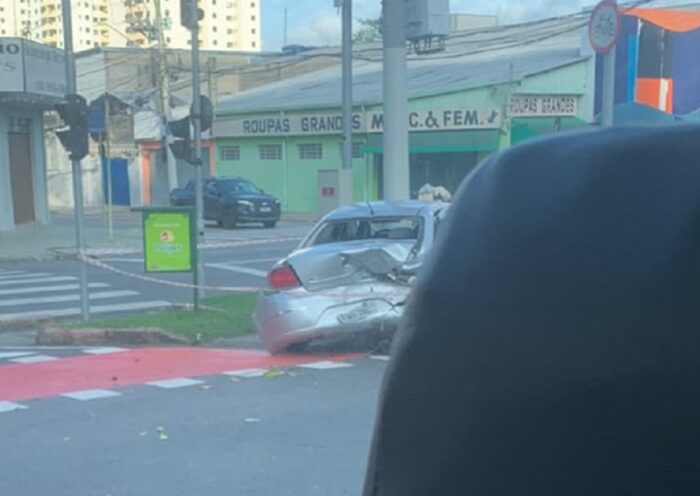 Suposto racha termina em colisão na Avenida Andrômeda, em São José