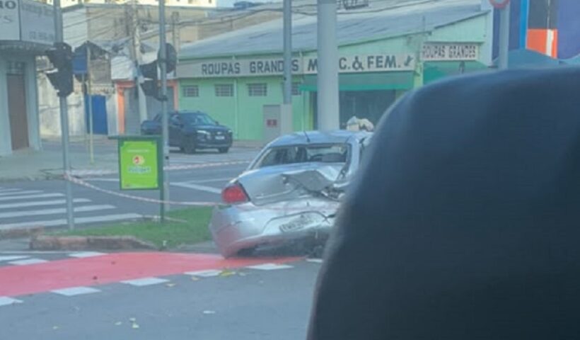 Suposto racha termina em colisão na Avenida Andrômeda, em São José