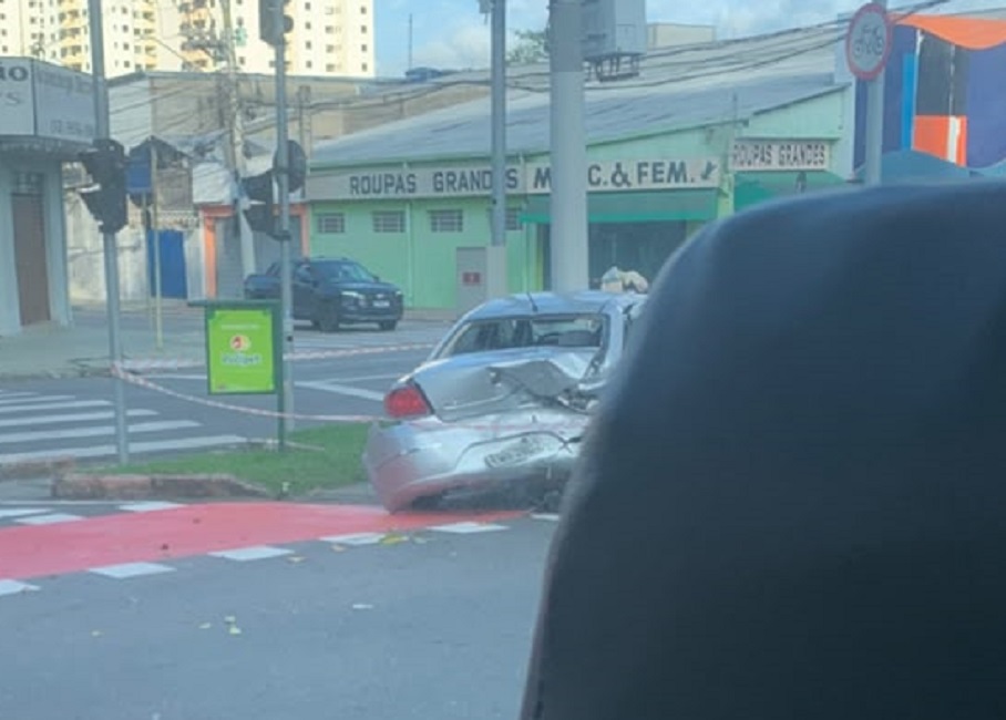 Suposto racha termina em colisão na Avenida Andrômeda, em São José
