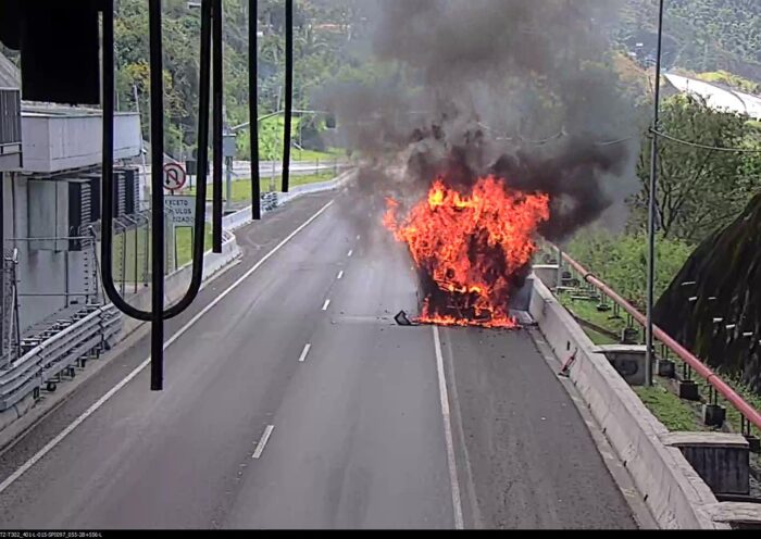 Um incêndio em um ônibus bloqueou o trânsito na altura do km 28 do Contorno Sul, da Rodovia dos Tamoios, no sentido Ubatuba