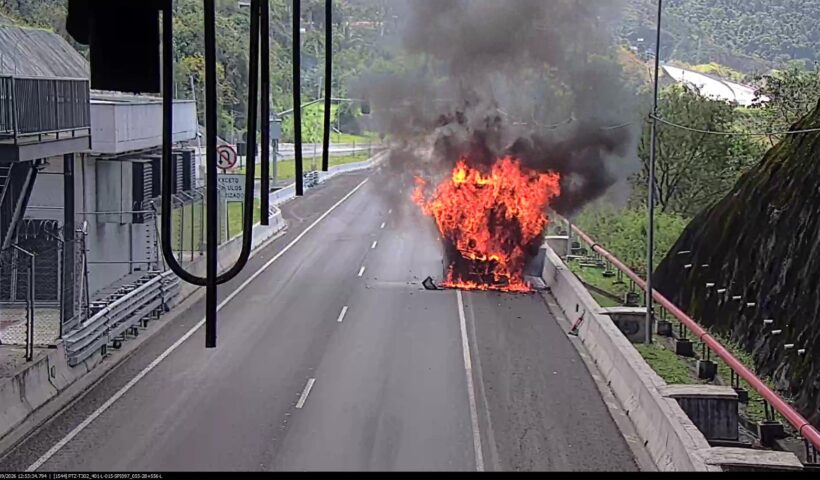 Um incêndio em um ônibus bloqueou o trânsito na altura do km 28 do Contorno Sul, da Rodovia dos Tamoios, no sentido Ubatuba