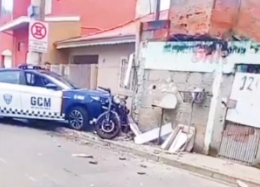 Segundo informações, a GCM teria iniciado uma perseguição após a motocicleta, ocupada por dois jovens, não obedecer a uma ordem de parada.