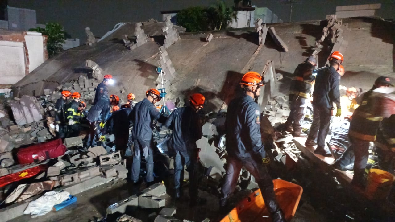 VÍDEO: Prédio de 12 andares em construção desaba sobre casa e mata 2 em SP