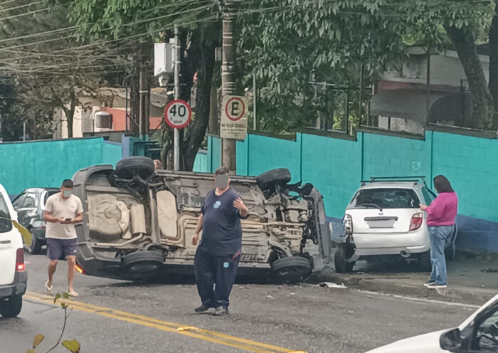 Acidente entre dois veículos termina em capotamento em área escolar em Jacareí