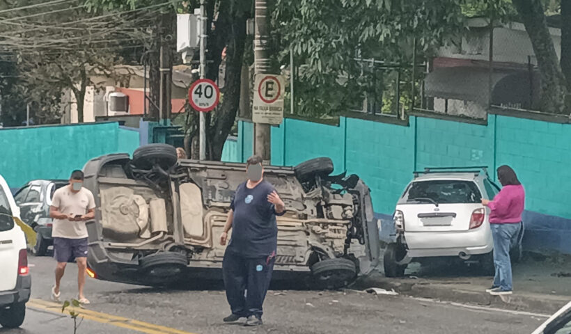 Acidente entre dois veículos termina em capotamento em área escolar em Jacareí