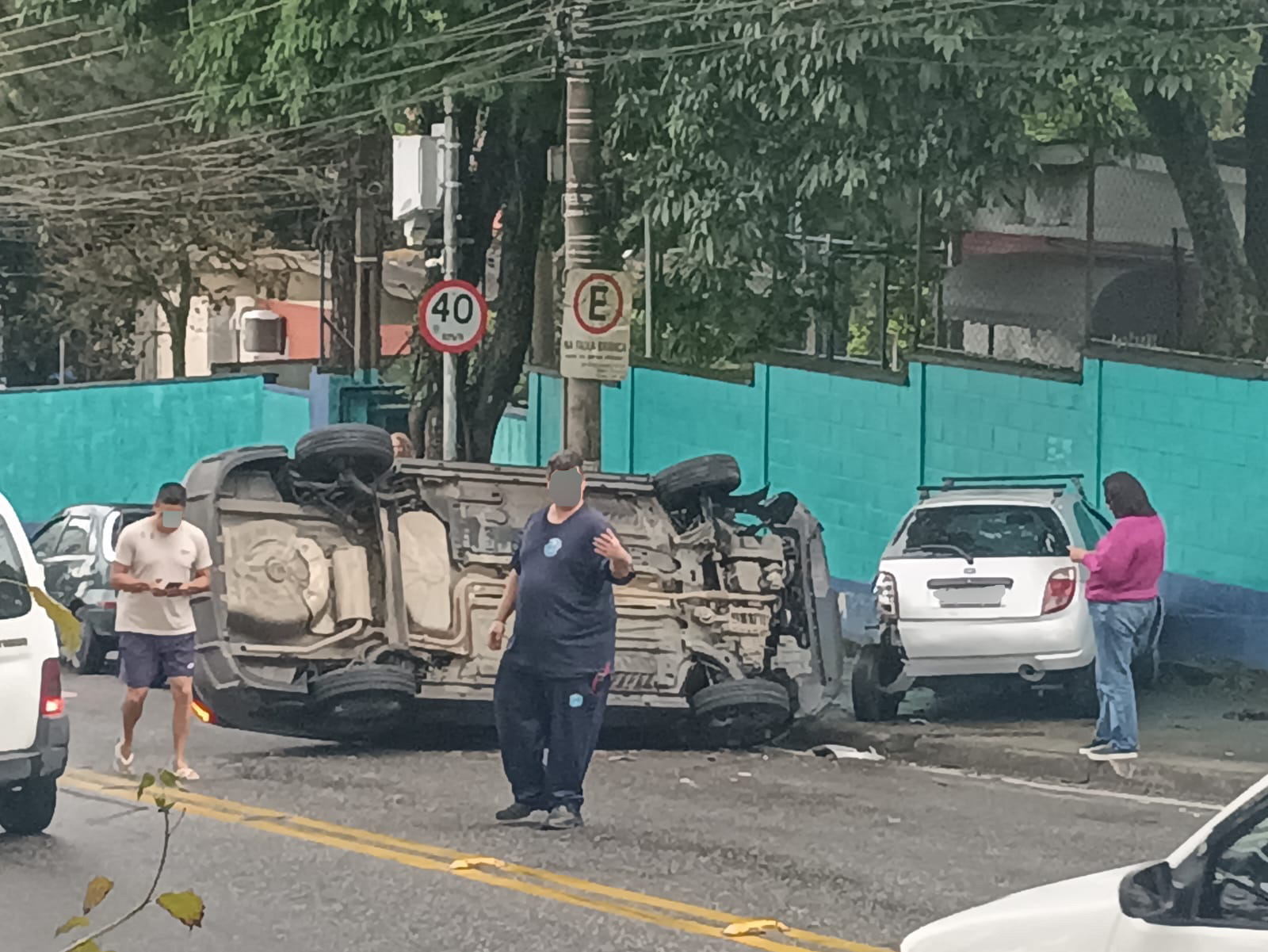 Acidente entre dois veículos termina em capotamento em área escolar em Jacareí