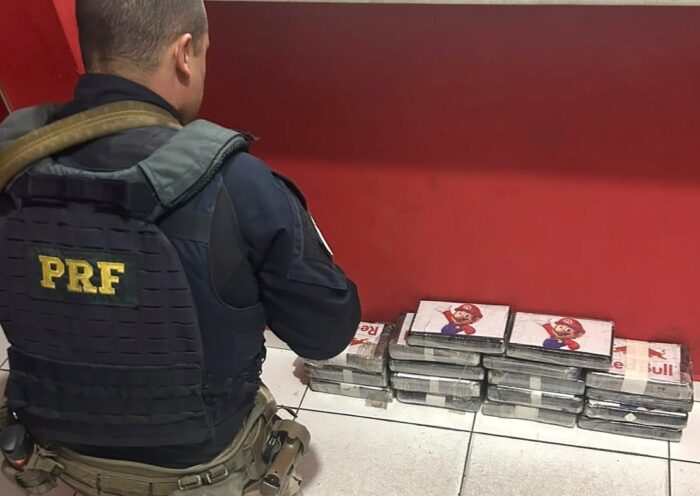 PRF apreende quase 20 kg de cocaína na Via Dutra, em Cruzeiro