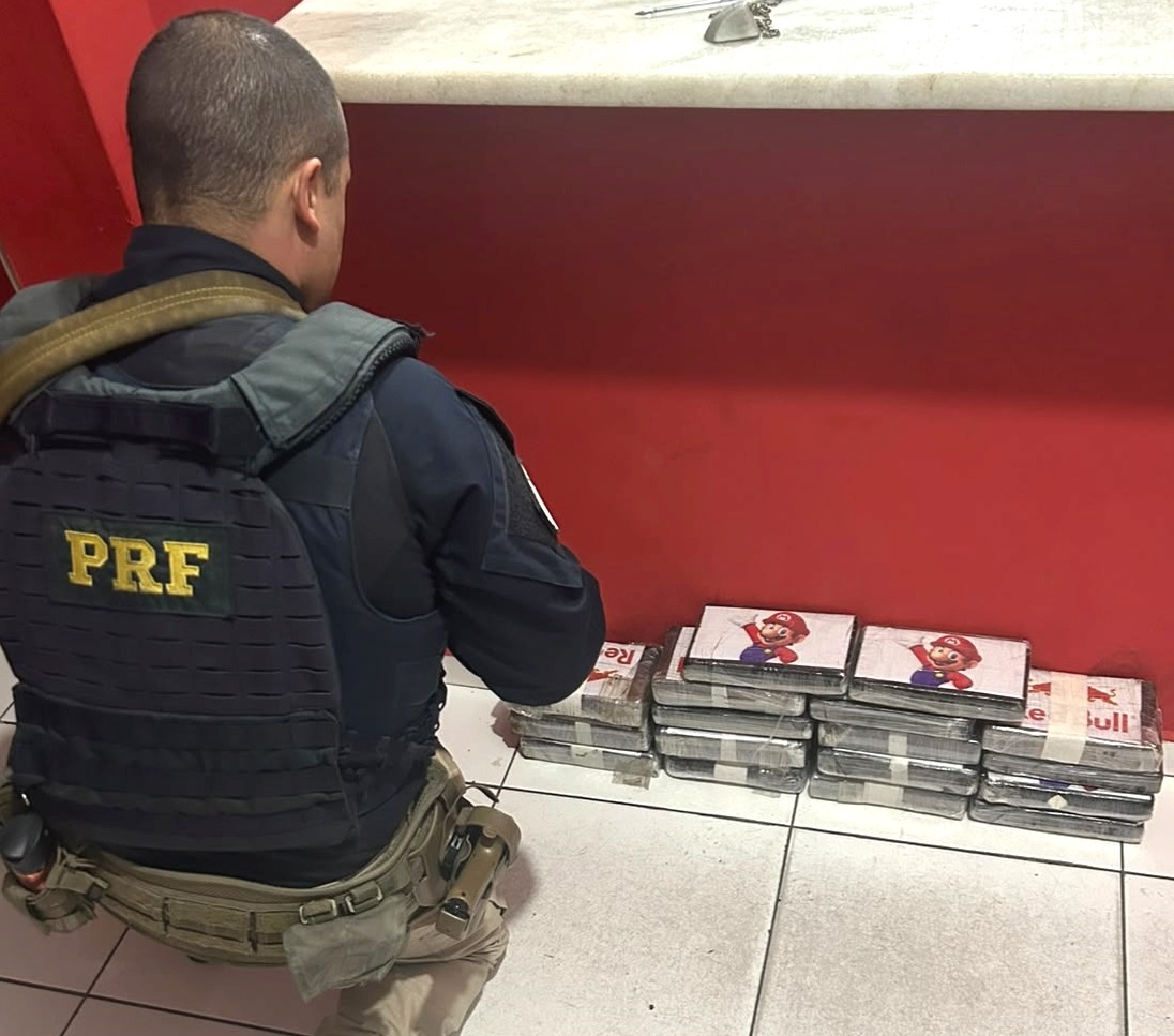 PRF apreende quase 20 kg de cocaína na Via Dutra, em Cruzeiro