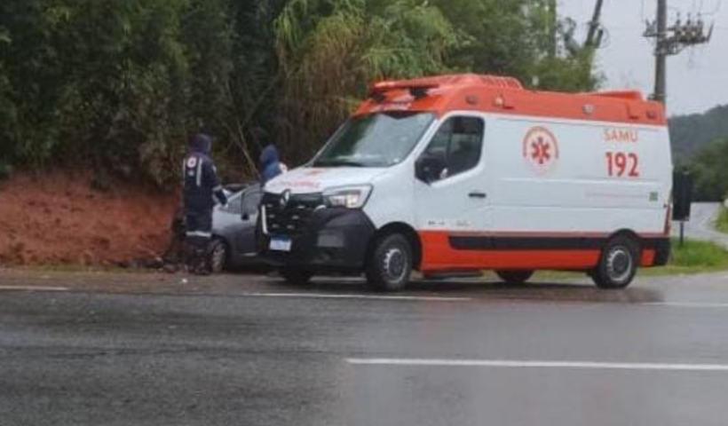 Mulher morre após carro bater contra obstáculo fixo na Rodovia Paulo Virgínio, em Cunha, nesta quinta-feira (11).