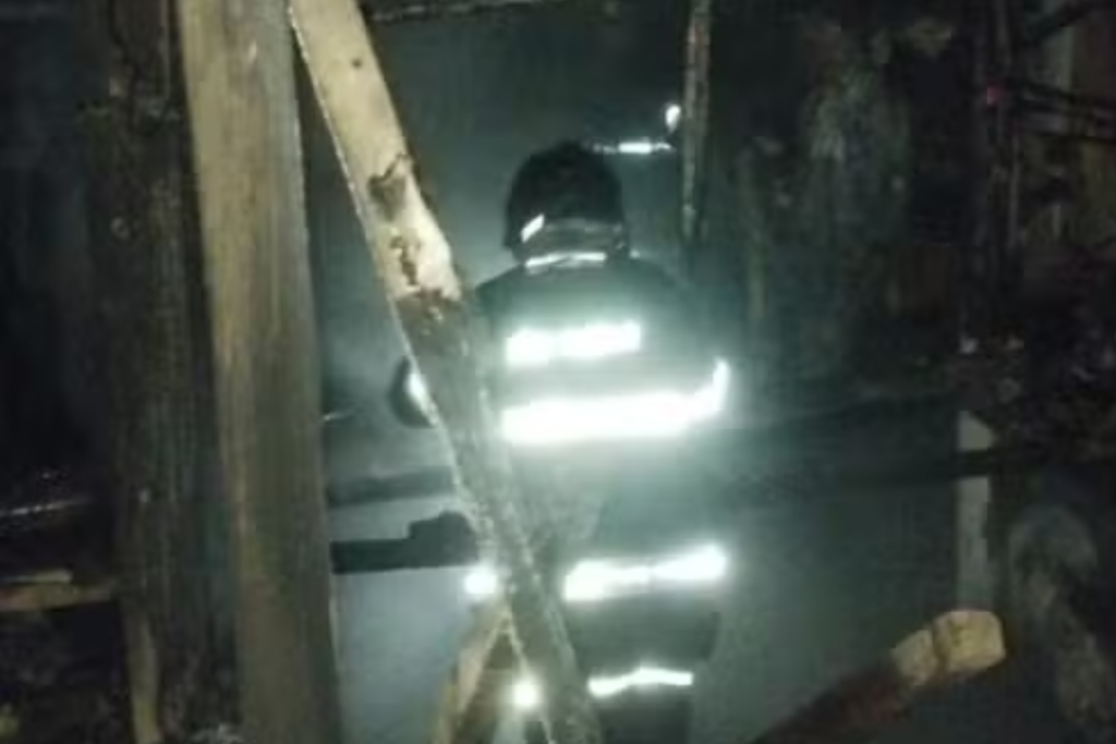 Casa de madeira fica destruída após incêndio durante a madrugada desta segunda-feira em Caraguatatuba, no Litoral Norte de São Paulo.