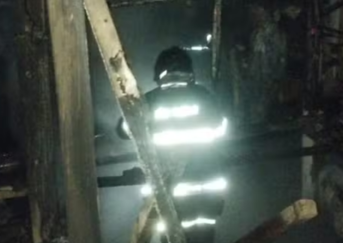Casa de madeira fica destruída após incêndio durante a madrugada desta segunda-feira em Caraguatatuba, no Litoral Norte de São Paulo.