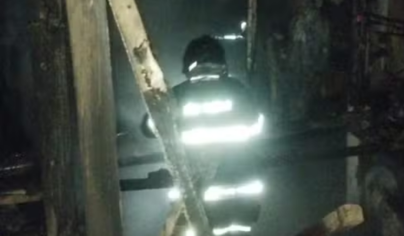 Casa de madeira fica destruída após incêndio durante a madrugada desta segunda-feira em Caraguatatuba, no Litoral Norte de São Paulo.