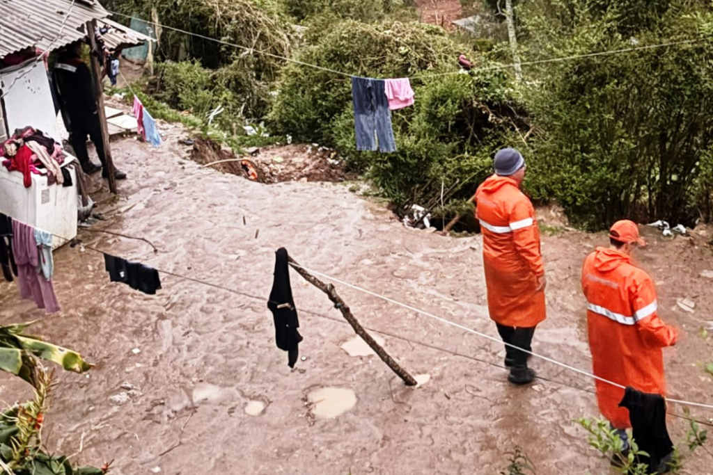 Deslizamento de terra deixa família de nove pessoas desalojada em Campos do Jordão. Defesa Civil também registrou quedas de árvores.