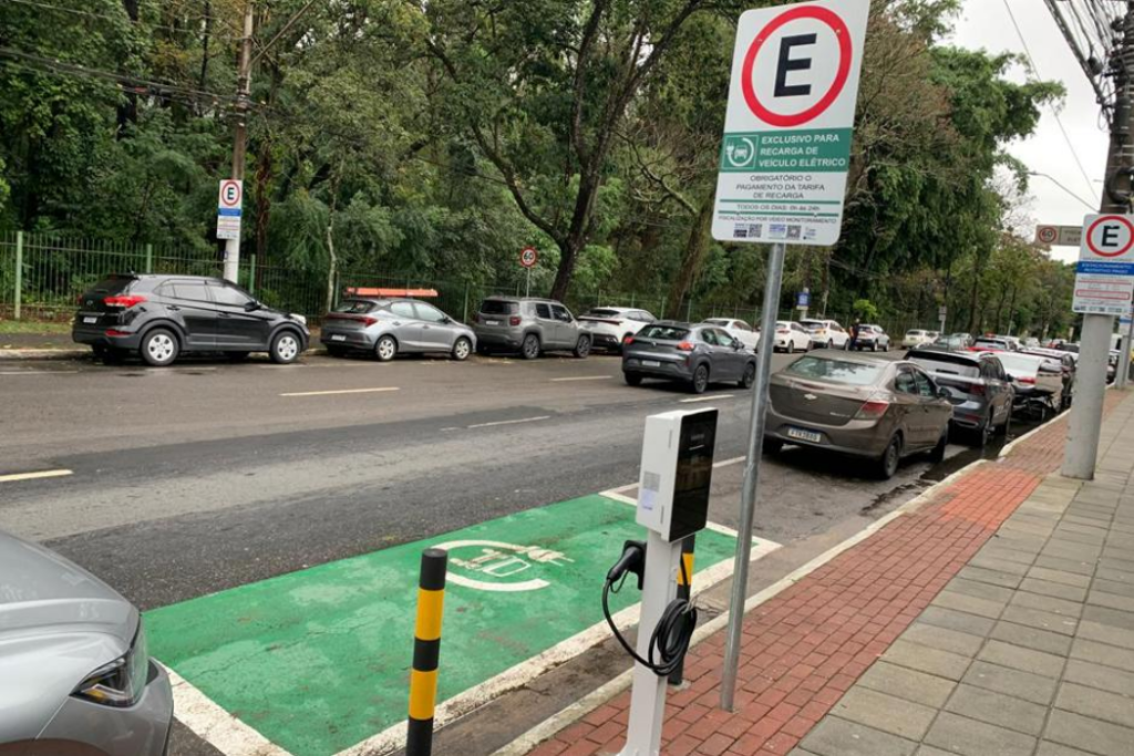 Prefeitura de São José instala seis carregadores para veículos elétricos e híbridos em cinco locais integrados à Zona Azul.
