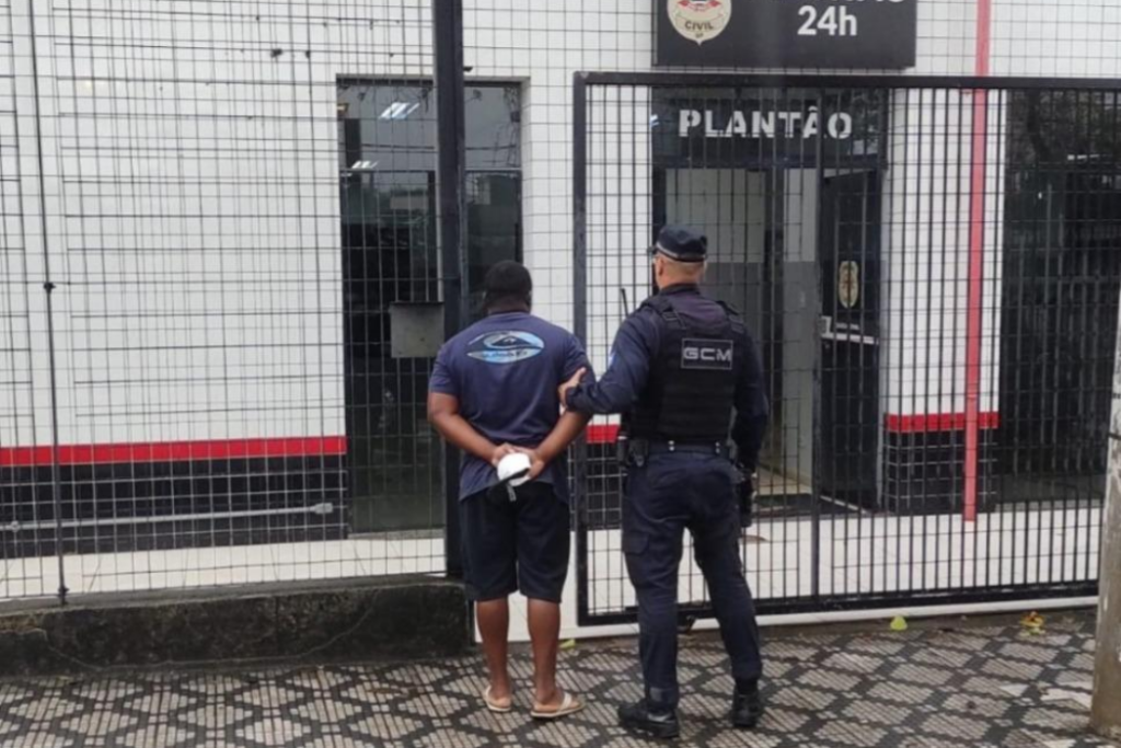 Guarda Civil Municipal (GCM) prende homem procurado pela Justiça durante abordagem na Avenida do Povo, em Taubaté.