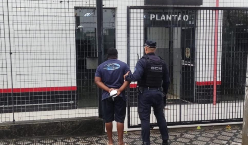 Guarda Civil Municipal (GCM) prende homem procurado pela Justiça durante abordagem na Avenida do Povo, em Taubaté.