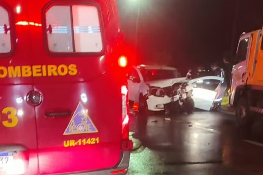 Acidente entre dois carros deixa quatro pessoas feridas na Rodovia Rio-Santos, em Caraguatatuba, na noite desta terça-feira (15).