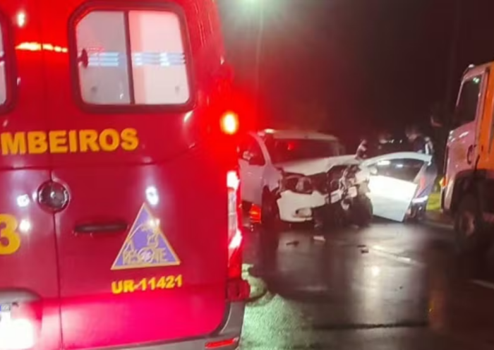 Acidente entre dois carros deixa quatro pessoas feridas na Rodovia Rio-Santos, em Caraguatatuba, na noite desta terça-feira (15).