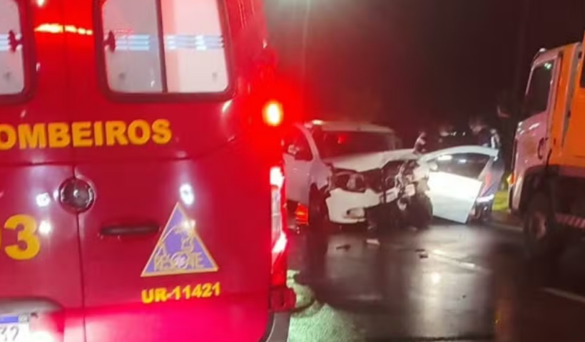 Acidente entre dois carros deixa quatro pessoas feridas na Rodovia Rio-Santos, em Caraguatatuba, na noite desta terça-feira (15).