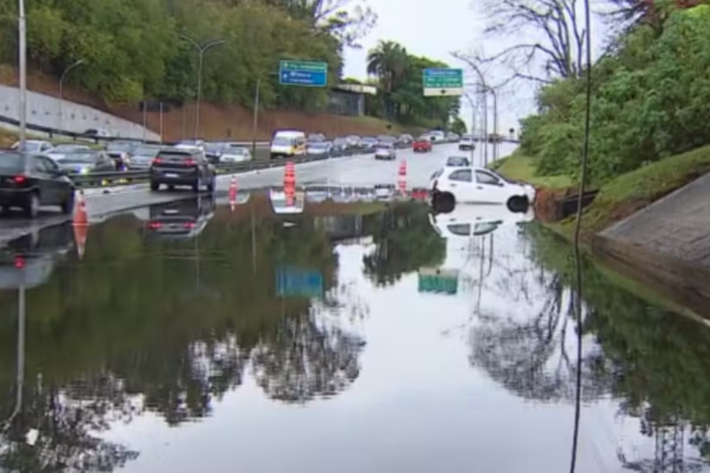 Anel Viário de São José dos Campos fica alagado após chuva forte, com faixas interditadas e trânsito carregado nesta terça-feira (1º).