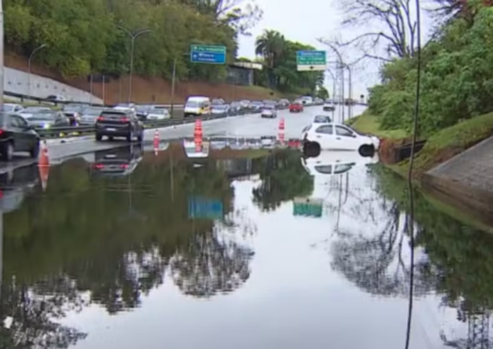 Anel Viário de São José dos Campos fica alagado após chuva forte, com faixas interditadas e trânsito carregado nesta terça-feira (1º).