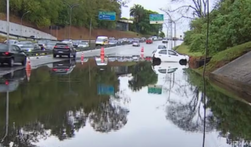 Anel Viário de São José dos Campos fica alagado após chuva forte, com faixas interditadas e trânsito carregado nesta terça-feira (1º).