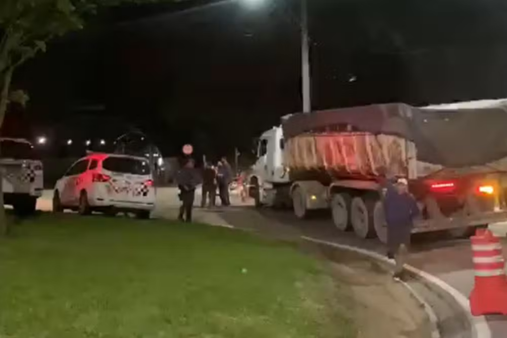 Criança de 11 anos morre após ser atropelada por caminhão enquanto andava de bicicleta na Avenida Dom Pedro, em Taubaté.