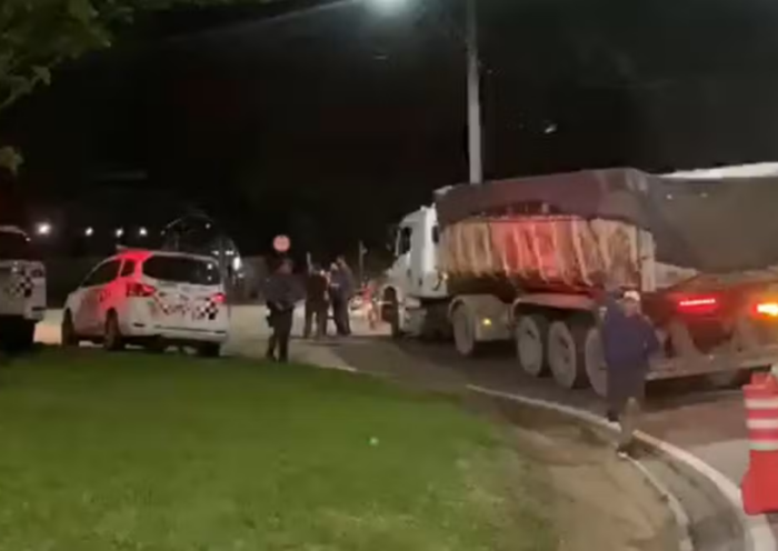 Criança de 11 anos morre após ser atropelada por caminhão enquanto andava de bicicleta na Avenida Dom Pedro, em Taubaté.