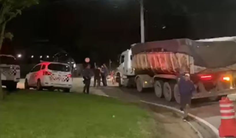 Criança de 11 anos morre após ser atropelada por caminhão enquanto andava de bicicleta na Avenida Dom Pedro, em Taubaté.