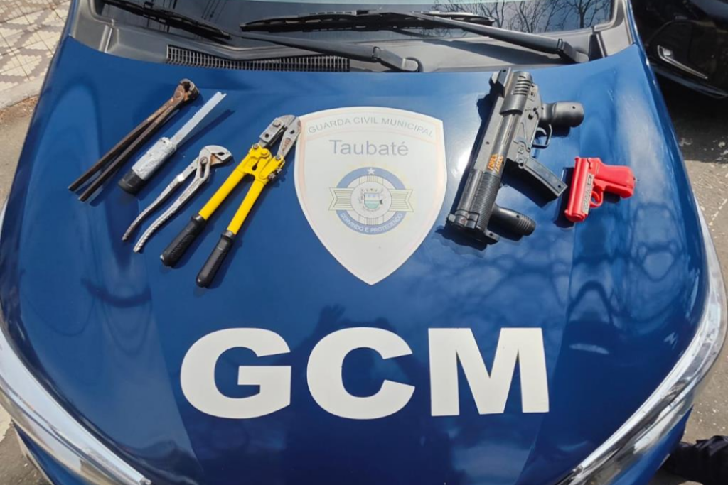 GCM de Taubaté localiza suspeito de furto de bicicletas e apreende duas bicicletas, alicates, faca artesanal e simulacros de arma.