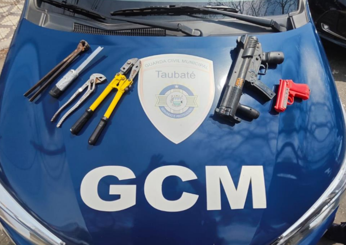 GCM de Taubaté localiza suspeito de furto de bicicletas e apreende duas bicicletas, alicates, faca artesanal e simulacros de arma.