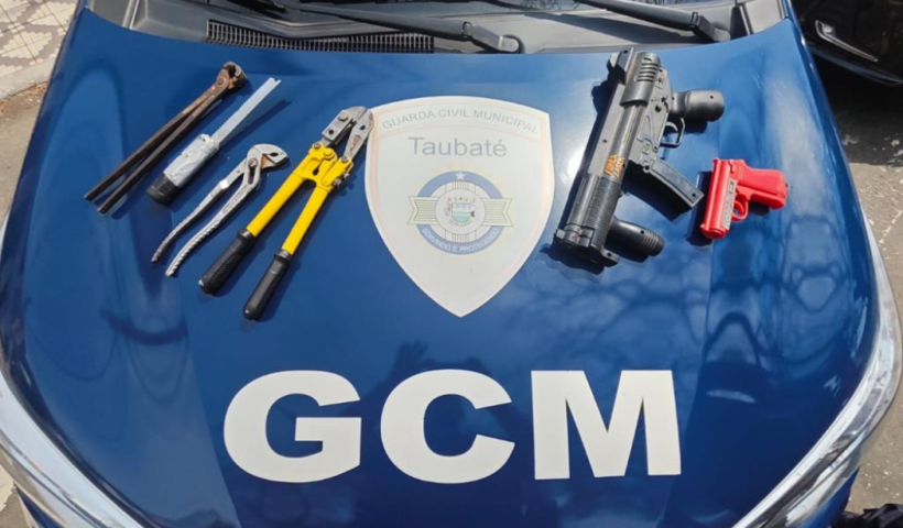 GCM de Taubaté localiza suspeito de furto de bicicletas e apreende duas bicicletas, alicates, faca artesanal e simulacros de arma.