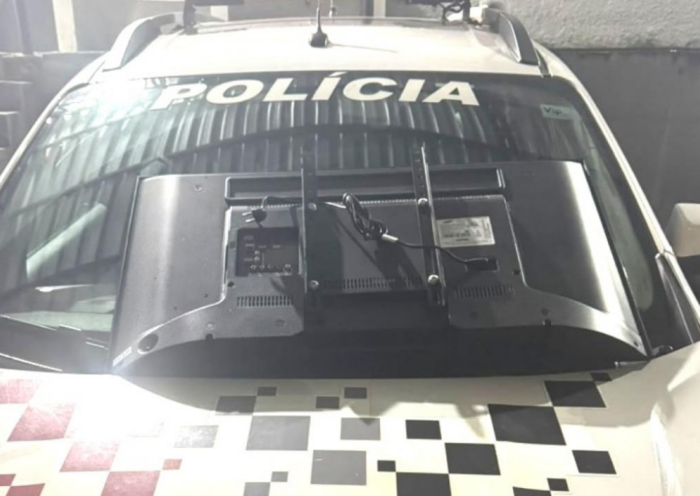 Homem é preso após furtar televisão de estabelecimento no Jardim Aquarius, em São José dos Campos. Polícia recuperou o aparelho.