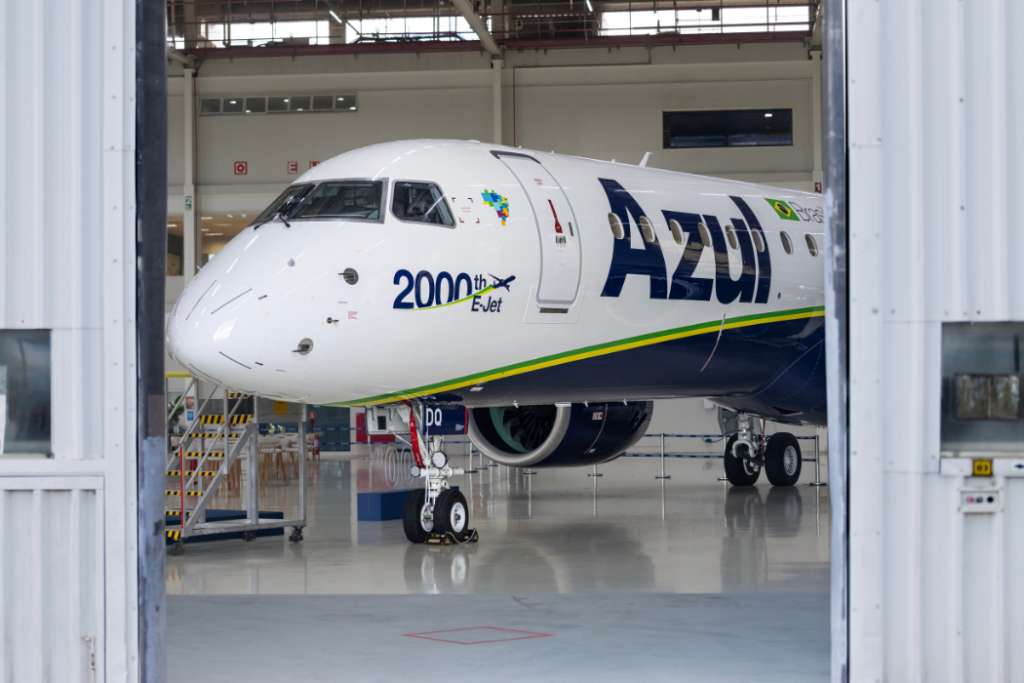 Embraer entrega o 2.000º E-Jet à Azul em cerimônia em São José dos Campos e celebra mais de 20 anos do programa de jatos comerciais.