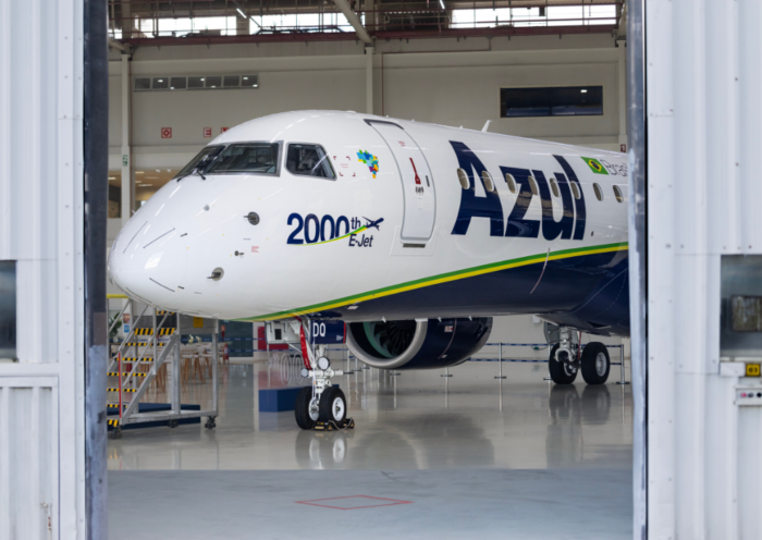 Embraer entrega o 2.000º E-Jet à Azul em cerimônia em São José dos Campos e celebra mais de 20 anos do programa de jatos comerciais.