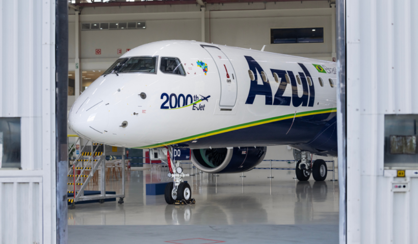 Embraer entrega o 2.000º E-Jet à Azul em cerimônia em São José dos Campos e celebra mais de 20 anos do programa de jatos comerciais.