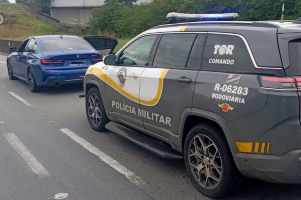 omem de 26 anos é preso no Rodoanel após suspeita de agredir a esposa e fugir de São José dos Campos com a vítima.