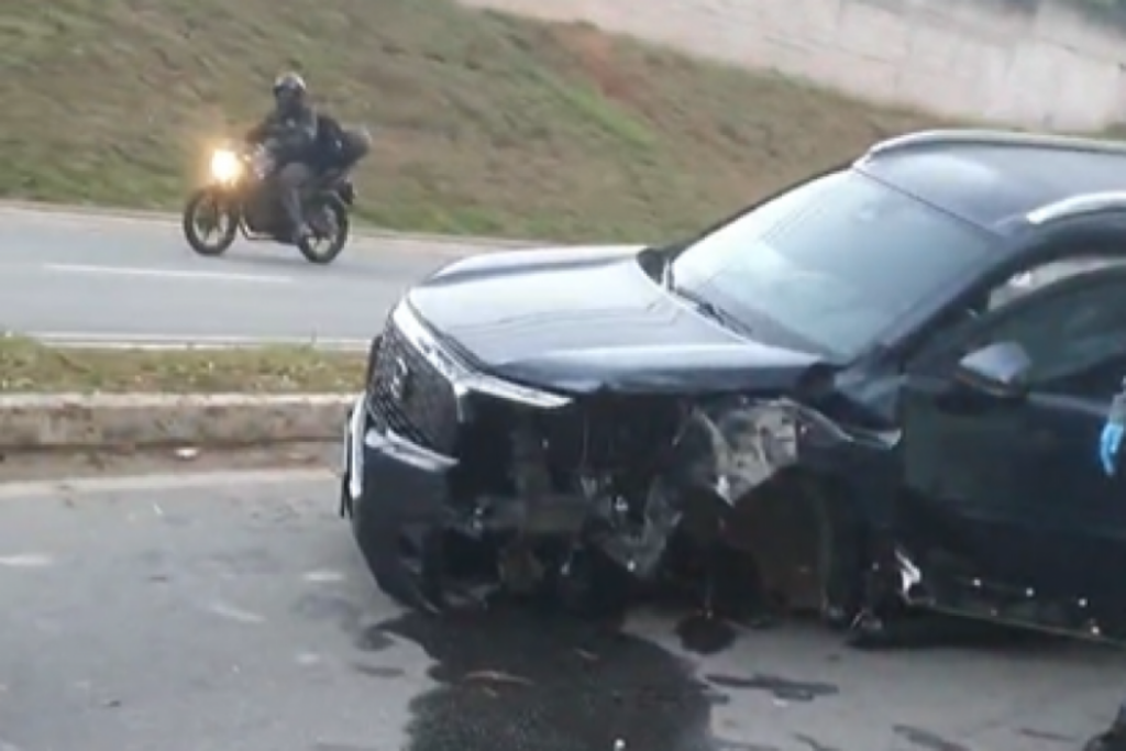 Veículo capota na Via Cambuí, em São José dos Campos, na manhã desta quarta-feira (3). Vítima recusou atendimento médico.