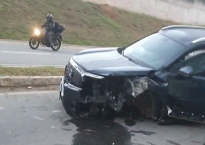 Veículo capota na Via Cambuí, em São José dos Campos, na manhã desta quarta-feira (3). Vítima recusou atendimento médico.