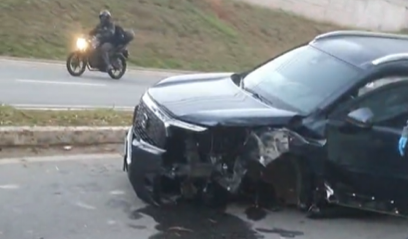 Veículo capota na Via Cambuí, em São José dos Campos, na manhã desta quarta-feira (3). Vítima recusou atendimento médico.