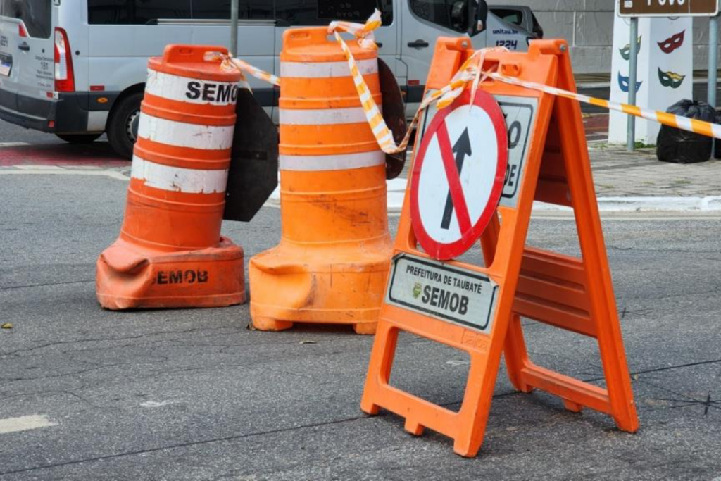 Obras de saneamento provocam interdições temporárias na Rua Marechal Arthur da Costa e Silva, em Taubaté, nesta terça e quarta-feira.