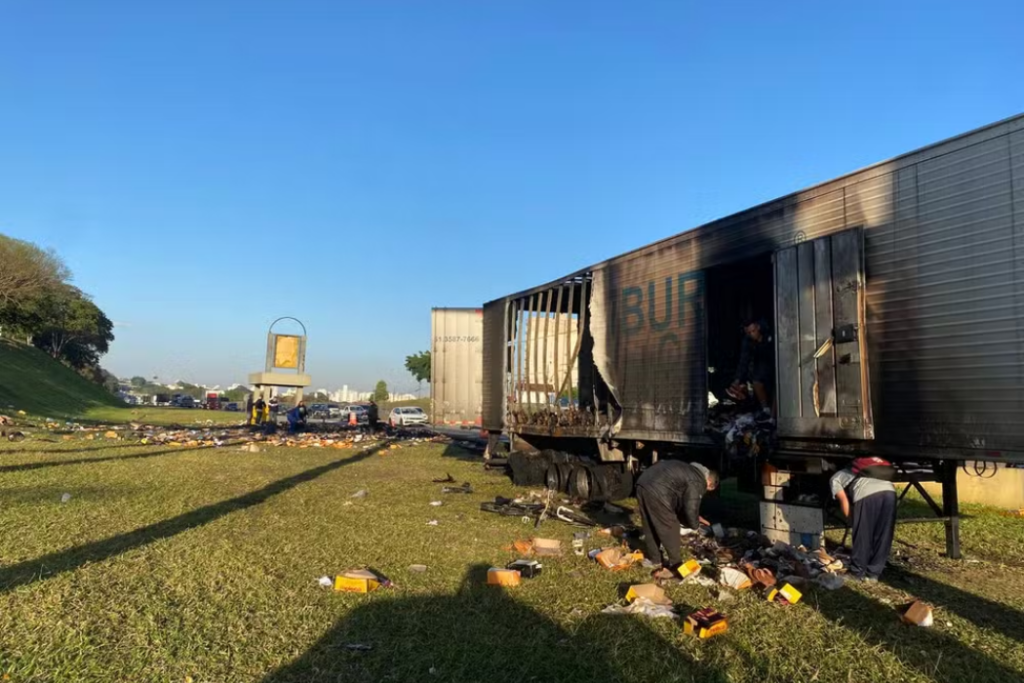 Carreta que transportava calçados pega fogo na Rodovia Presidente Dutra, em Taubaté. Incêndio ocorreu no km 108 e não deixou feridos.