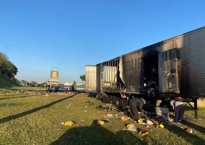 Carreta que transportava calçados pega fogo na Rodovia Presidente Dutra, em Taubaté. Incêndio ocorreu no km 108 e não deixou feridos.
