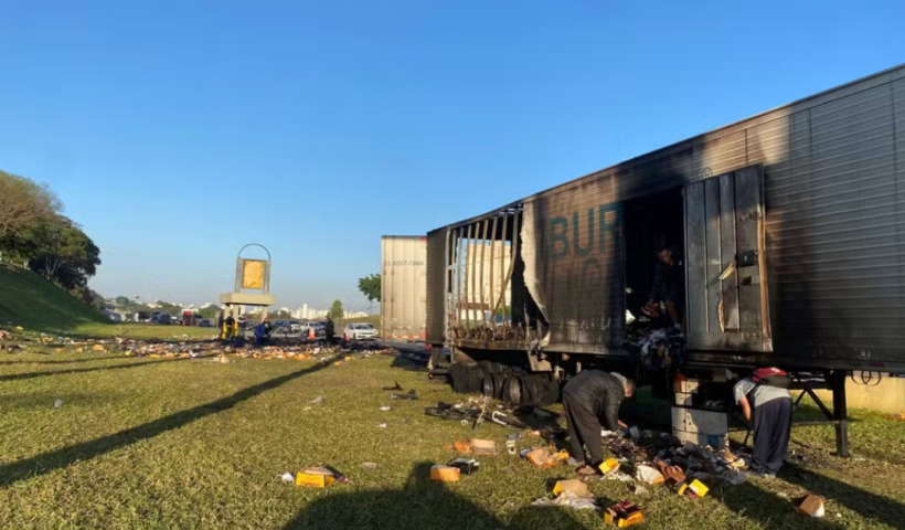 Carreta que transportava calçados pega fogo na Rodovia Presidente Dutra, em Taubaté. Incêndio ocorreu no km 108 e não deixou feridos.
